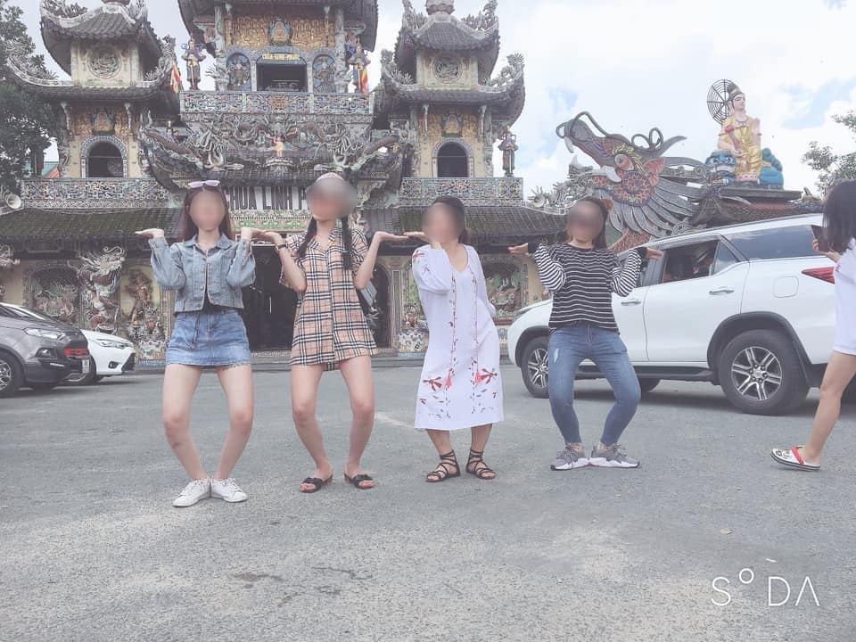 Mặc váy ngắn cũn cỡn khi tới ngôi chùa nổi tiếng ở Đà Lạt, nhóm bạn trẻ khiến dân mạng tranh cãi gay gắt - 1 Mặc váy ngắn cũn cỡn khi tới ngôi chùa nổi tiếng ở Đà Lạt, nhóm bạn trẻ khiến dân mạng tranh cãi gay gắt - 1