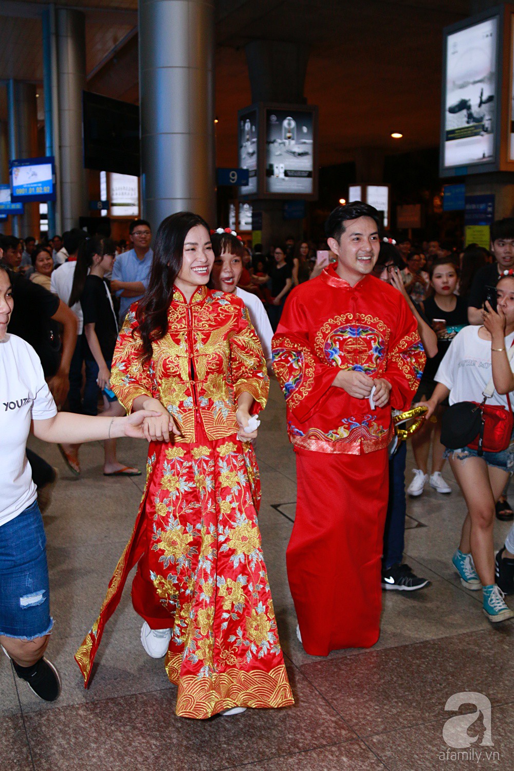 Đông Nhi và Ông Cao Thắng bất ngờ được tổ chức đám cưới ngay tại sân bay sau khi trở về từ Mỹ - 4 Đông Nhi và Ông Cao Thắng bất ngờ được tổ chức đám cưới ngay tại sân bay sau khi trở về từ Mỹ - 4