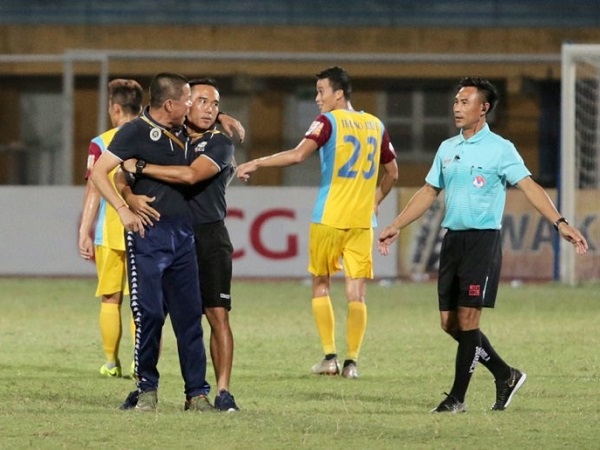 HLV Chu Đình Nghiêm lao vào sân, đòi 'ăn thua đủ' với trọng tài HLV Chu Đình Nghiêm lao vào sân, đòi 'ăn thua đủ' với trọng tài