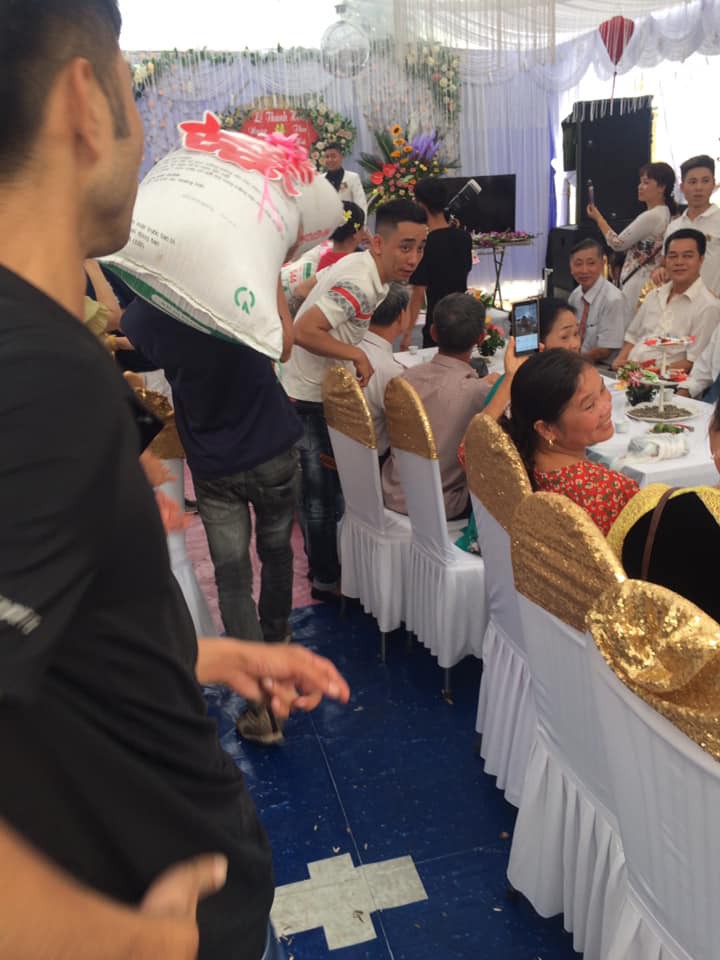 Món quà cưới 'siêu to khổng lồ' lên đến hàng chục bao, phải vác vào lễ đường khiến cô dâu chú rể đồng loạt ngơ ngác - 1 Món quà cưới 'siêu to khổng lồ' lên đến hàng chục bao, phải vác vào lễ đường khiến cô dâu chú rể đồng loạt ngơ ngác - 1