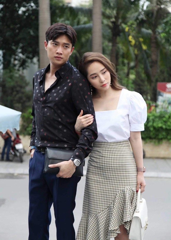 Quỳnh Nga bị ném đá vì ăn mặc kém sang, kẻ mắt 'lố' trong phim 'Về nhà đi con' - 1 Quỳnh Nga bị ném đá vì ăn mặc kém sang, kẻ mắt 'lố' trong phim 'Về nhà đi con' - 1