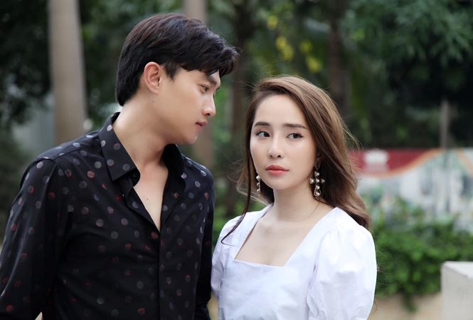Quỳnh Nga bị ném đá vì ăn mặc kém sang, kẻ mắt 'lố' trong phim 'Về nhà đi con' Quỳnh Nga bị ném đá vì ăn mặc kém sang, kẻ mắt 'lố' trong phim 'Về nhà đi con'