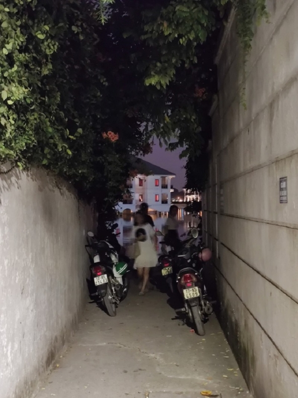 Mặt trái khi con hẻm 'sống ảo' hồ Tây trở nên nổi tiếng - 4 Mặt trái khi con hẻm 'sống ảo' hồ Tây trở nên nổi tiếng - 4