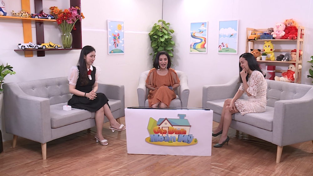 Cát Tường đau đớn vì không biết con gái mình từng bị bạn bè tẩy chay trong suốt thời gian dài Cát Tường đau đớn vì không biết con gái mình từng bị bạn bè tẩy chay trong suốt thời gian dài