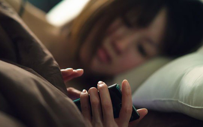 Từ cắm đầu vào điện thoại đến quá quan tâm người khác nghĩ gì về mình: 5 dấu hiệu cho thấy chị em đang lãng phí thời gian, thả trôi cuộc sống Từ cắm đầu vào điện thoại đến quá quan tâm người khác nghĩ gì về mình: 5 dấu hiệu cho thấy chị em đang lãng phí thời gian, thả trôi cuộc sống