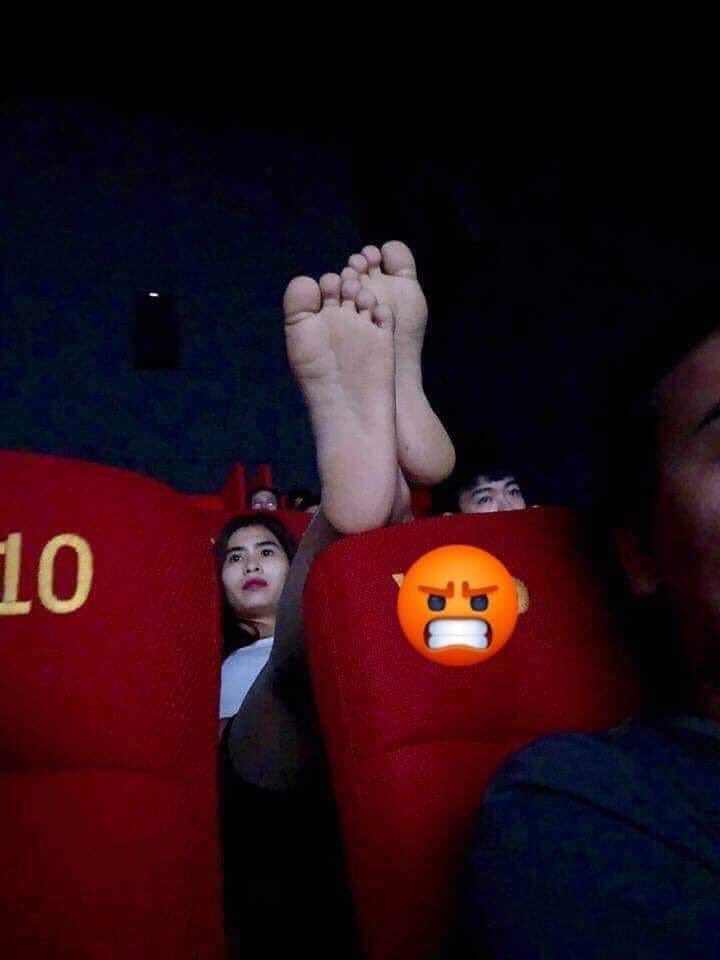 Cô gái vô tư gác chân lên đầu của người ngồi phía trước trong rạp chiếu phim, dân mạng thi nhau 'hiến kế' trừng trị Cô gái vô tư gác chân lên đầu của người ngồi phía trước trong rạp chiếu phim, dân mạng thi nhau 'hiến kế' trừng trị