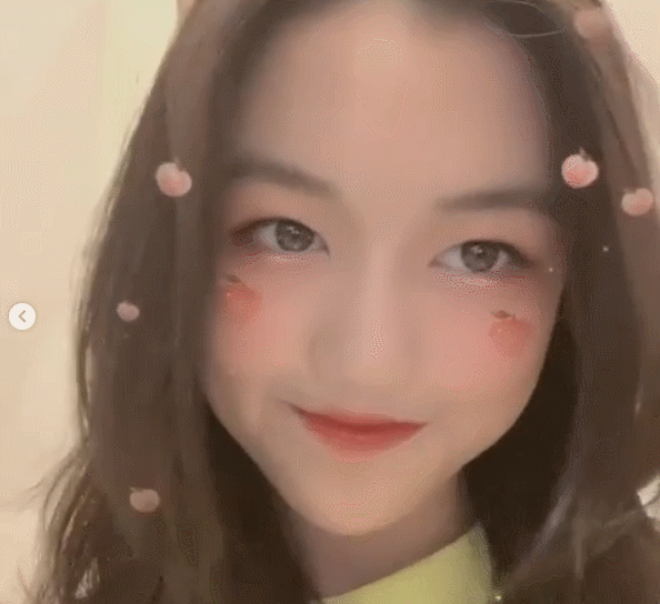 Ngỡ ngàng với diện mạo xinh đẹp và sành điệu của con gái Lý Á Bằng sau rất nhiều cuộc phẫu thuật - 1 Ngỡ ngàng với diện mạo xinh đẹp và sành điệu của con gái Lý Á Bằng sau rất nhiều cuộc phẫu thuật - 1