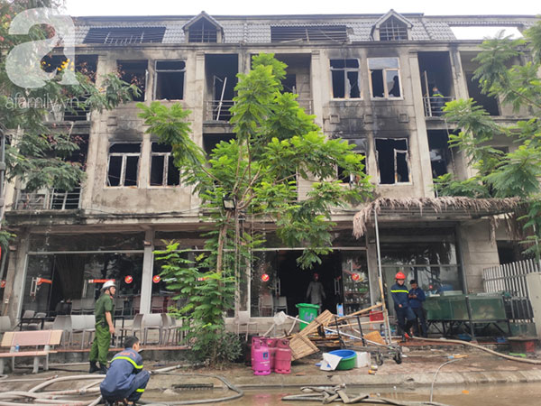 Lời kể của người chứng kiến đám cháy ở Thiên đường Bảo Sơn: 'Ngọn lửa to quá, tôi thấy 3 người nhảy từ lan can tầng 2 xuống đất' Lời kể của người chứng kiến đám cháy ở Thiên đường Bảo Sơn: 'Ngọn lửa to quá, tôi thấy 3 người nhảy từ lan can tầng 2 xuống đất'