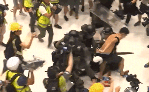 Cảnh sát Hong Kong bị người biểu tình 'cắn đứt ngón tay': Đụng độ kinh hoàng chưa có dấu hiệu chấm dứt Cảnh sát Hong Kong bị người biểu tình 'cắn đứt ngón tay': Đụng độ kinh hoàng chưa có dấu hiệu chấm dứt