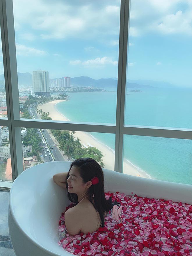 Cuộc sống của cô gái bị lừa gạt tình cảm trong phim 'Phía trước là bầu trời giờ như thế nào? - 3 Cuộc sống của cô gái bị lừa gạt tình cảm trong phim 'Phía trước là bầu trời giờ như thế nào? - 3
