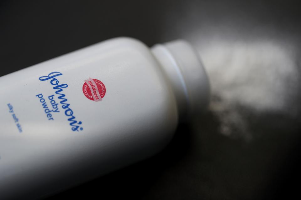 SỐC: Hãng dược phẩm Johnson & Johnson bị Mỹ điều tra hình sự vì cố tình che giấu chất gây ung thư trong phấn rôm trẻ em SỐC: Hãng dược phẩm Johnson & Johnson bị Mỹ điều tra hình sự vì cố tình che giấu chất gây ung thư trong phấn rôm trẻ em