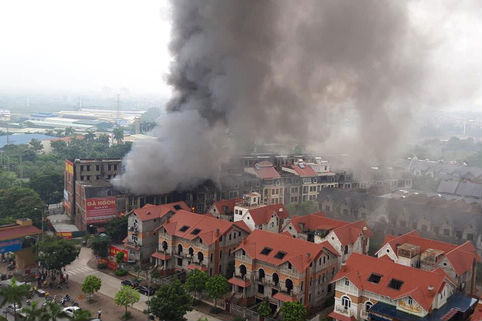 Hà Nội: Cháy gần chục căn nhà tại khu biệt thự liền kề ở Thiên Đường Bảo Sơn, khói đen bốc cao hàng chục mét - 1 Hà Nội: Cháy gần chục căn nhà tại khu biệt thự liền kề ở Thiên Đường Bảo Sơn, khói đen bốc cao hàng chục mét - 1