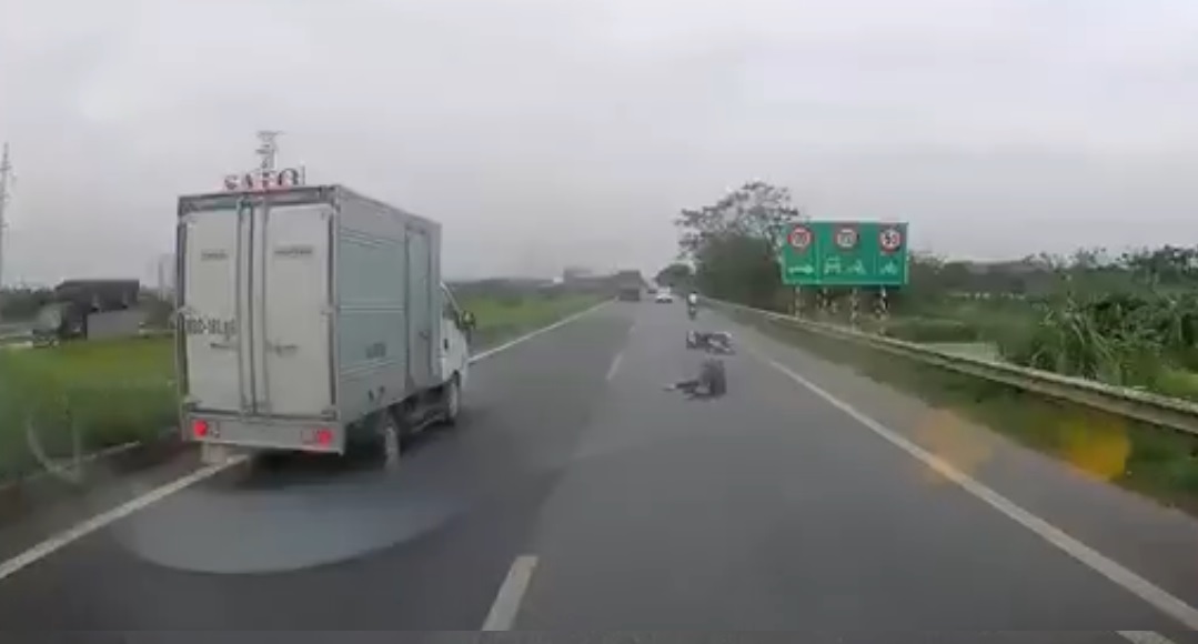 Kinh hoàng cô gái bị giật túi xách ngã văng vào làn đường ô tô ngay trước mũi xe lớn đang di chuyển - 1 Kinh hoàng cô gái bị giật túi xách ngã văng vào làn đường ô tô ngay trước mũi xe lớn đang di chuyển - 1