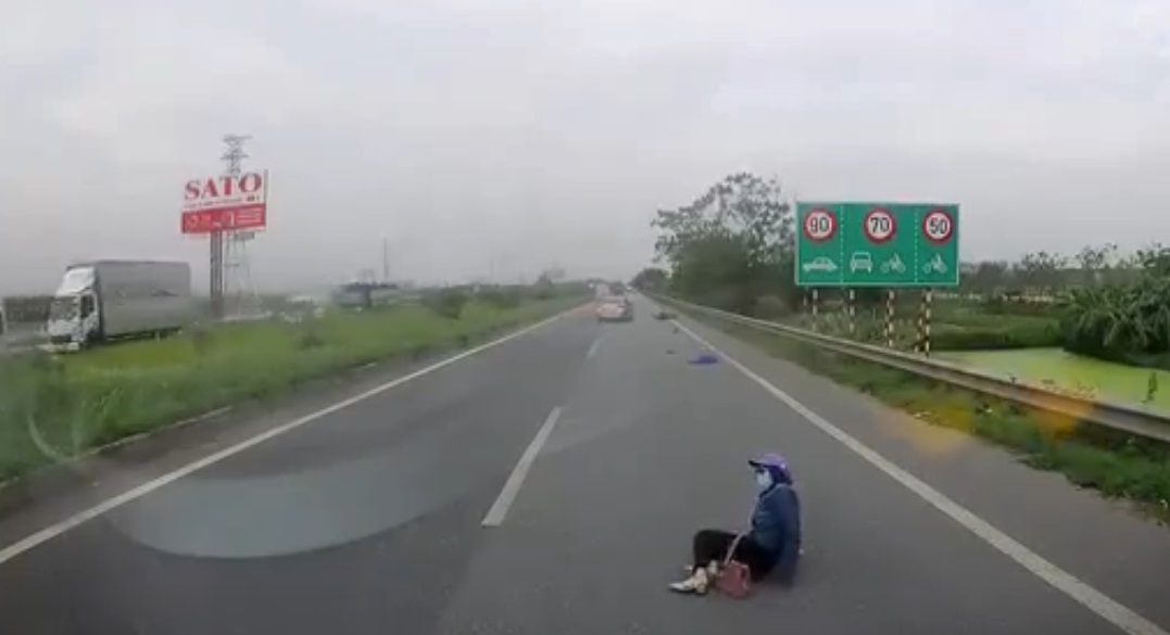 Kinh hoàng cô gái bị giật túi xách ngã văng vào làn đường ô tô ngay trước mũi xe lớn đang di chuyển - 2 Kinh hoàng cô gái bị giật túi xách ngã văng vào làn đường ô tô ngay trước mũi xe lớn đang di chuyển - 2
