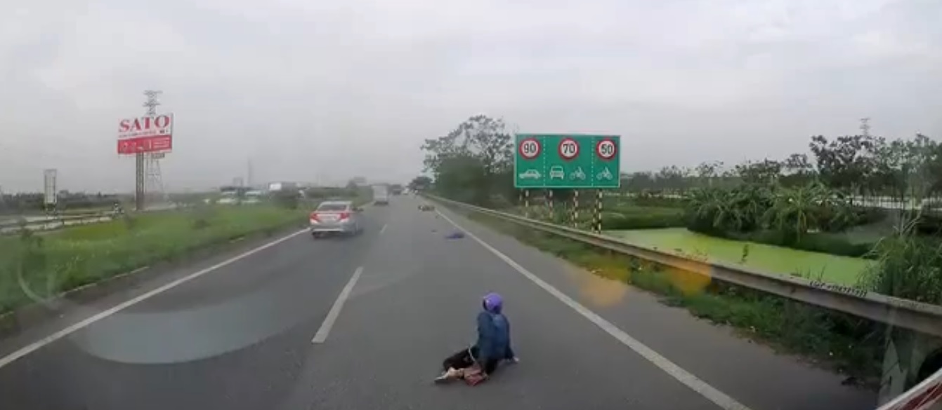 Kinh hoàng cô gái bị giật túi xách ngã văng vào làn đường ô tô ngay trước mũi xe lớn đang di chuyển Kinh hoàng cô gái bị giật túi xách ngã văng vào làn đường ô tô ngay trước mũi xe lớn đang di chuyển