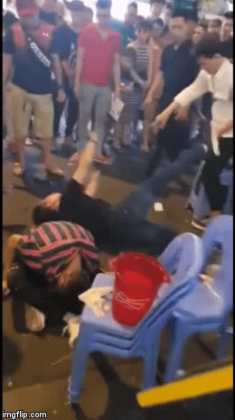 Clip: Nam thanh niên bỗng co giật bất thường trên phố Bùi Viện khiến nhiều người hoảng hốt Clip: Nam thanh niên bỗng co giật bất thường trên phố Bùi Viện khiến nhiều người hoảng hốt