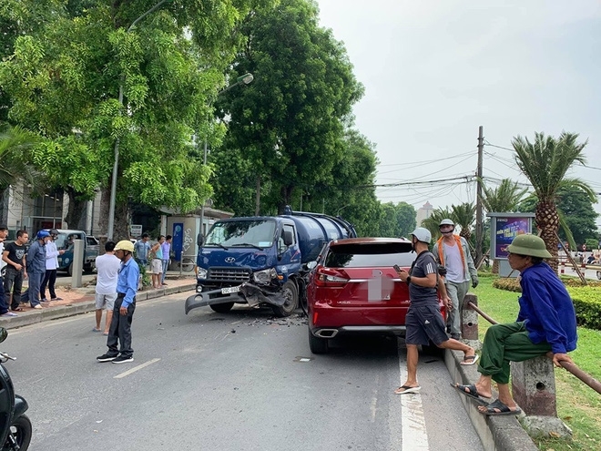 Nhân viên khách sạn lái xế sang tiền tỷ của khách đi cất bị xe bồn đâm 'te tua' - 1 Nhân viên khách sạn lái xế sang tiền tỷ của khách đi cất bị xe bồn đâm 'te tua' - 1