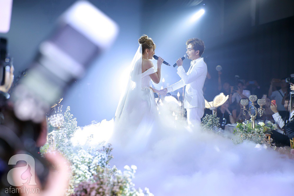 Đám cưới Thu Thủy và chồng trẻ kém 10 tuổi: Cô dâu chú rể cùng song ca 'hit' Mình cưới nhau đi và trao nhau nụ hôn say đắm trong lễ cưới - 14 Đám cưới Thu Thủy và chồng trẻ kém 10 tuổi: Cô dâu chú rể cùng song ca 'hit' Mình cưới nhau đi và trao nhau nụ hôn say đắm trong lễ cưới - 14