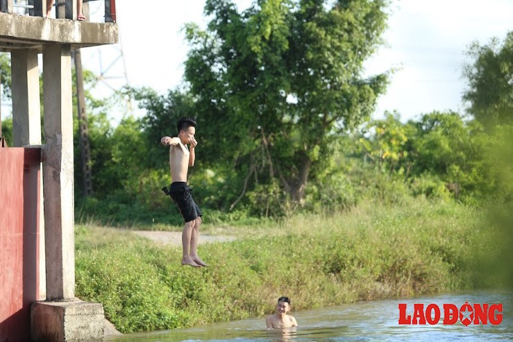 Bất chấp nguy hiểm, trẻ em Hà Nội nhảy cầu giải nhiệt ở bãi tắm dài 10km - 3 Bất chấp nguy hiểm, trẻ em Hà Nội nhảy cầu giải nhiệt ở bãi tắm dài 10km - 3