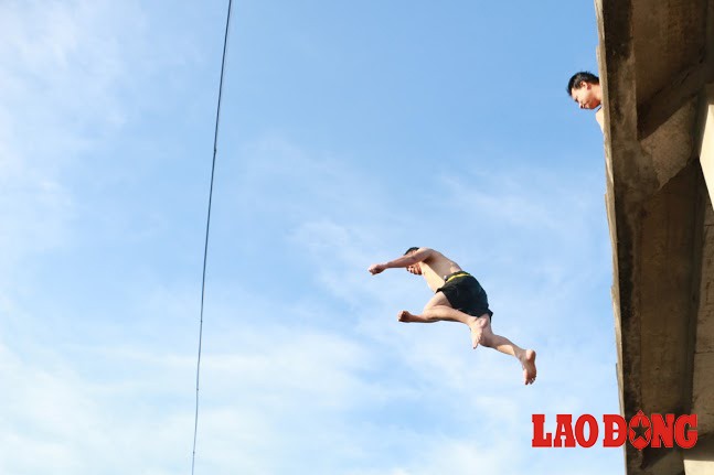 Bất chấp nguy hiểm, trẻ em Hà Nội nhảy cầu giải nhiệt ở bãi tắm dài 10km - 9 Bất chấp nguy hiểm, trẻ em Hà Nội nhảy cầu giải nhiệt ở bãi tắm dài 10km - 9