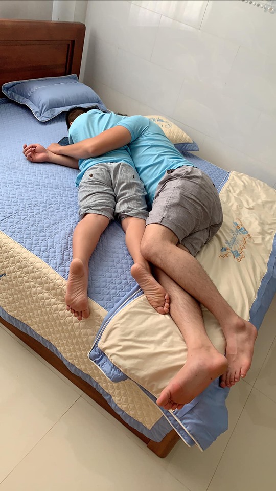 Lê Phương đăng tải loạt ảnh thân thiết giữa con trai riêng và chồng trẻ khiến ai nấy đều thốt lên: Nhìn chẳng khác gì bố con ruột thịt cả - 9 Lê Phương đăng tải loạt ảnh thân thiết giữa con trai riêng và chồng trẻ khiến ai nấy đều thốt lên: Nhìn chẳng khác gì bố con ruột thịt cả - 9