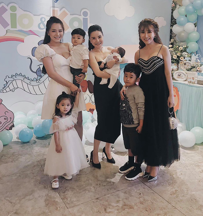 Mây Trắng hội ngộ sau 13 năm, một mình Hải Băng đã 'tay bồng tay bế' 4 nhóc tỳ đáng yêu Mây Trắng hội ngộ sau 13 năm, một mình Hải Băng đã 'tay bồng tay bế' 4 nhóc tỳ đáng yêu