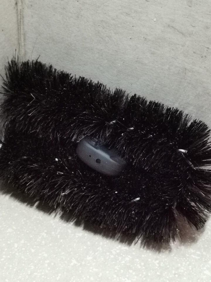 Sốc: Phát hiện camera quay lén giấu trong bàn chải cọ toilet, chị em cần hết sức cẩn trọng khi đi vệ sinh ở chỗ lạ - 2 Sốc: Phát hiện camera quay lén giấu trong bàn chải cọ toilet, chị em cần hết sức cẩn trọng khi đi vệ sinh ở chỗ lạ - 2