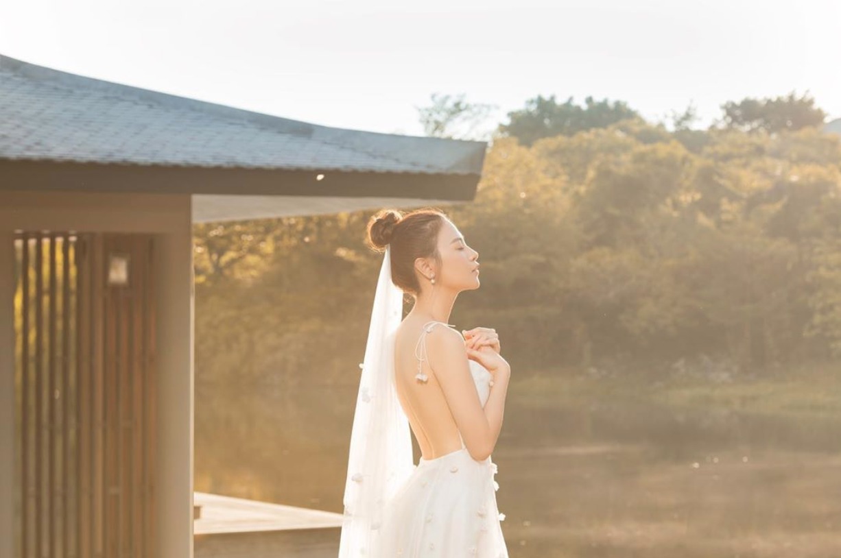 Sốt xình xịch clip cưới của Cường Đô La và Đàm Thu Trang: Khoá môi cực ngọt, 'nắm tay đi khắp thế gian' bằng siêu xe Sốt xình xịch clip cưới của Cường Đô La và Đàm Thu Trang: Khoá môi cực ngọt, 'nắm tay đi khắp thế gian' bằng siêu xe