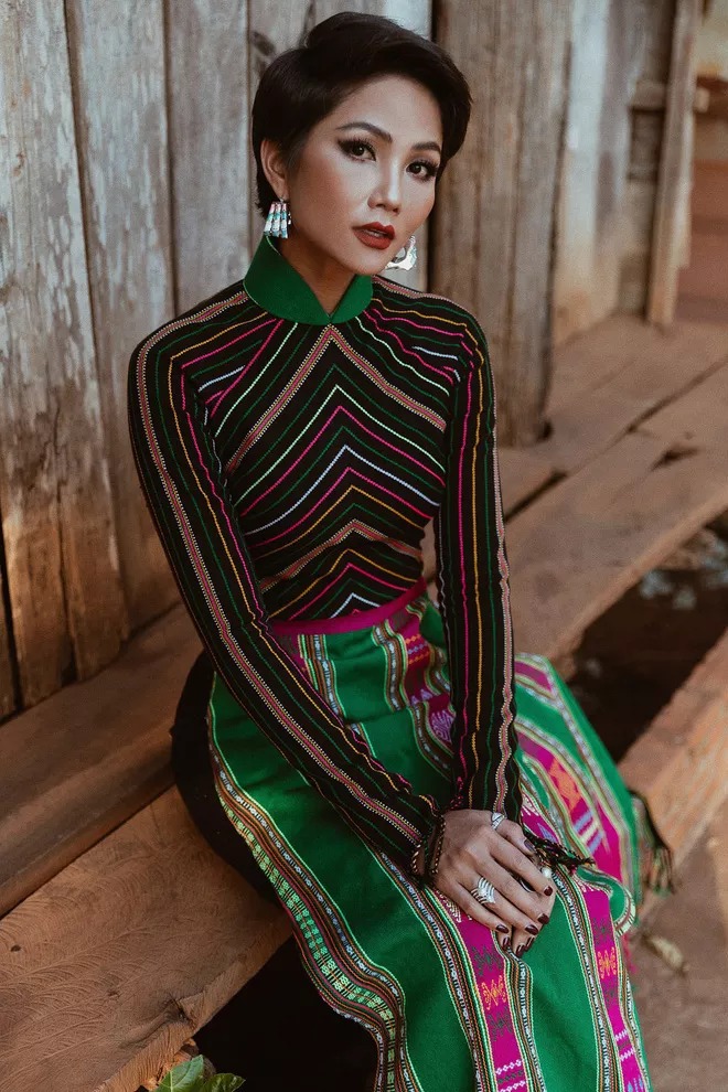 Hành trình nhan sắc và khối tàn sản 'không phải dạng vừa' của dàn Hoa hậu đình đám - 7 Hành trình nhan sắc và khối tàn sản 'không phải dạng vừa' của dàn Hoa hậu đình đám - 7
