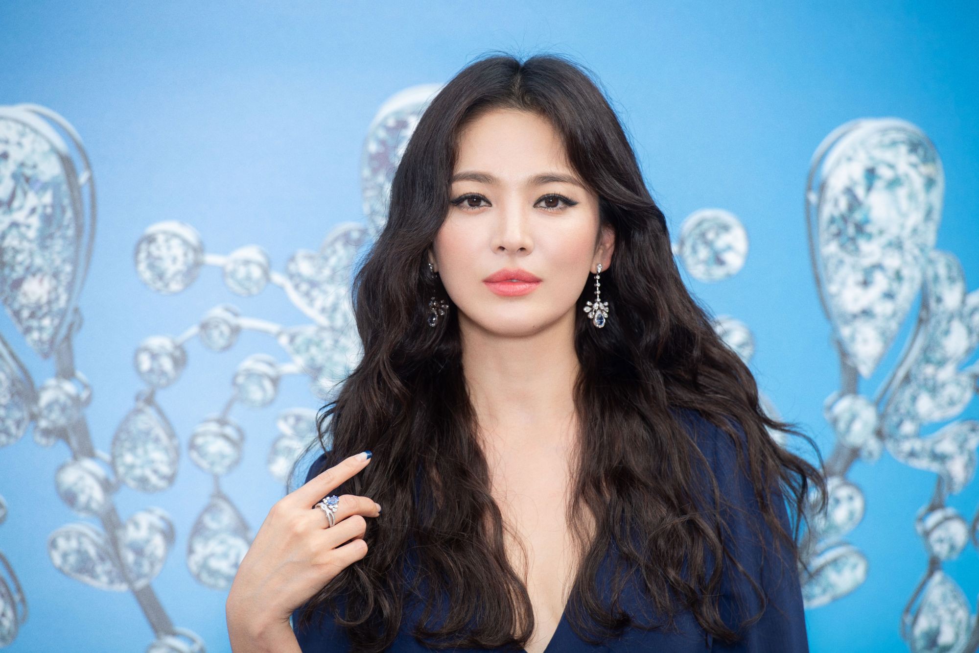 Công bố bài phỏng vấn đầu tiên của Song Hye Kyo giữa bão ly hôn: 'Tôi cần có một khoảng thời gian cho riêng mình' - 3 Công bố bài phỏng vấn đầu tiên của Song Hye Kyo giữa bão ly hôn: 'Tôi cần có một khoảng thời gian cho riêng mình' - 3