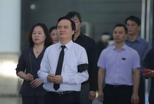Thủ tướng Nguyễn Xuân Phúc tiễn biệt giáo sư Hoàng Tụy - 14 Thủ tướng Nguyễn Xuân Phúc tiễn biệt giáo sư Hoàng Tụy - 14