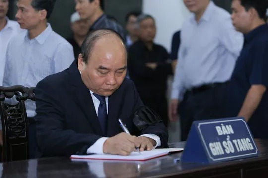 Thủ tướng Nguyễn Xuân Phúc tiễn biệt giáo sư Hoàng Tụy - 8 Thủ tướng Nguyễn Xuân Phúc tiễn biệt giáo sư Hoàng Tụy - 8