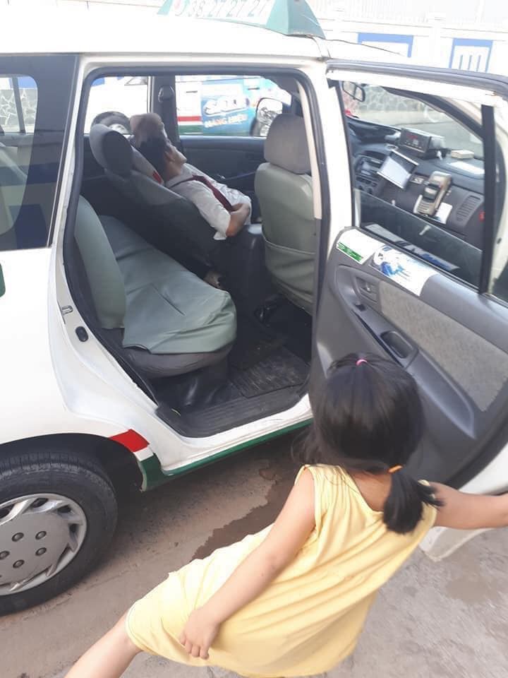 Chuyện con gái nhỏ trông cho ba làm nghề lái taxi ngủ trong xe và câu nói 'lâu rồi con không gặp má' khiến chị em xúc động - 1 Chuyện con gái nhỏ trông cho ba làm nghề lái taxi ngủ trong xe và câu nói 'lâu rồi con không gặp má' khiến chị em xúc động - 1