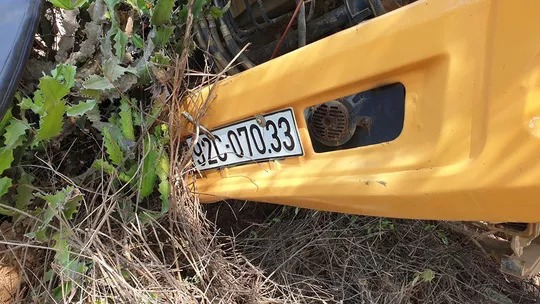 Bị tàu tông, tài xế xe tải văng xa 5 m - 1 Bị tàu tông, tài xế xe tải văng xa 5 m - 1