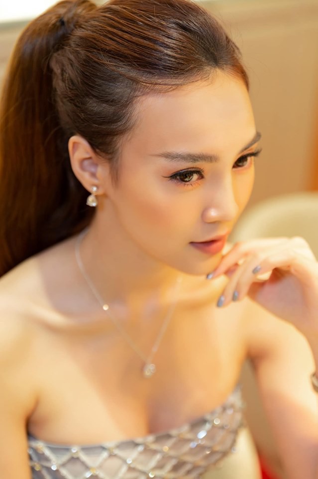 Vừa tiết lộ nguy cơ bị ung thư dạ dày, Ninh Dương Lan Ngọc lộ thân hình gầy trơ xương khiến fan lo lắng Vừa tiết lộ nguy cơ bị ung thư dạ dày, Ninh Dương Lan Ngọc lộ thân hình gầy trơ xương khiến fan lo lắng