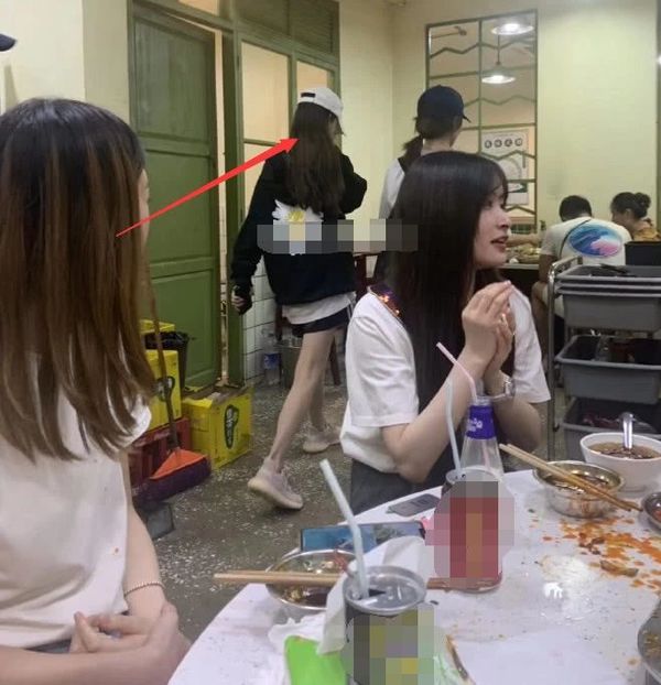Angelababy tiếp tục xuất hiện lẻ loi, không có Huỳnh Hiểu Minh bên cạnh giữa tin đồn ly hôn - 10 Angelababy tiếp tục xuất hiện lẻ loi, không có Huỳnh Hiểu Minh bên cạnh giữa tin đồn ly hôn - 10