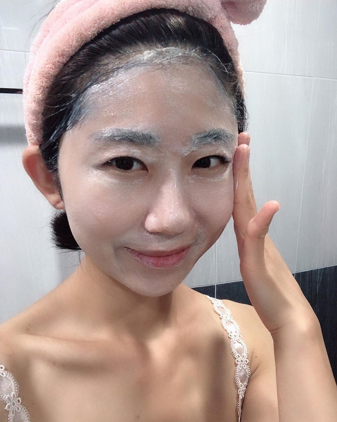 Trào lưu trả lại 'thuở sơ khai' cho làn da bằng cách từ bỏ sữa rửa mặt, bác sĩ đưa ra dẫn chứng bất ngờ Trào lưu trả lại 'thuở sơ khai' cho làn da bằng cách từ bỏ sữa rửa mặt, bác sĩ đưa ra dẫn chứng bất ngờ