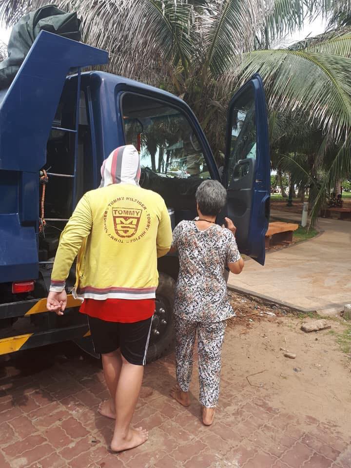 Con trai đưa mẹ đi chơi biển bằng xe ben và lý do xúc động đằng sau: Đừng đợi giàu mới báo hiếu mẹ cha - 1 Con trai đưa mẹ đi chơi biển bằng xe ben và lý do xúc động đằng sau: Đừng đợi giàu mới báo hiếu mẹ cha - 1