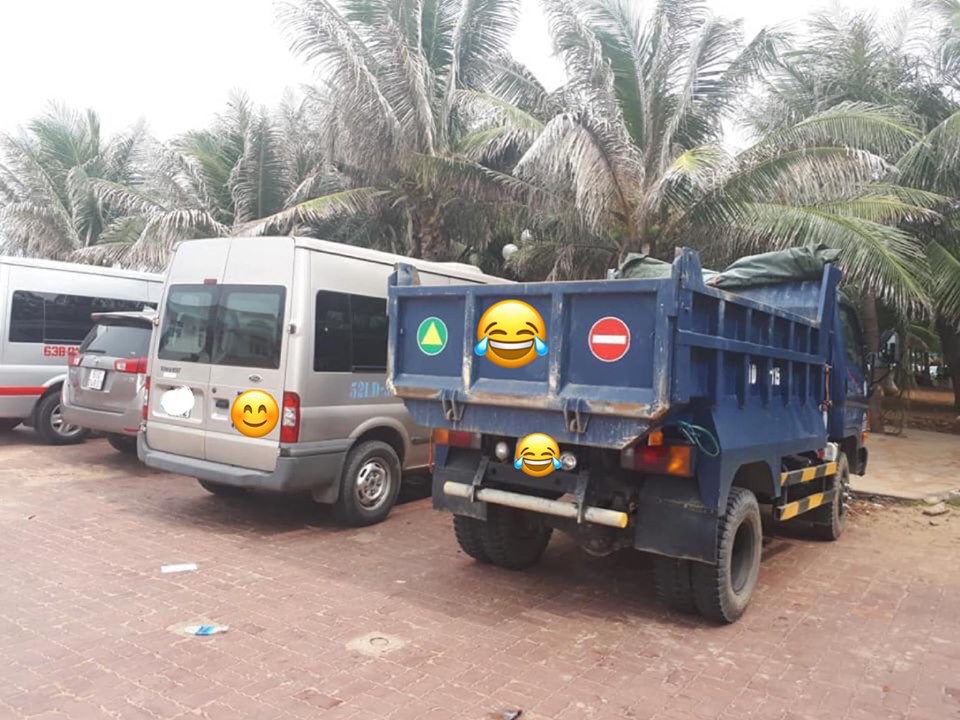 Con trai đưa mẹ đi chơi biển bằng xe ben và lý do xúc động đằng sau: Đừng đợi giàu mới báo hiếu mẹ cha - 2 Con trai đưa mẹ đi chơi biển bằng xe ben và lý do xúc động đằng sau: Đừng đợi giàu mới báo hiếu mẹ cha - 2