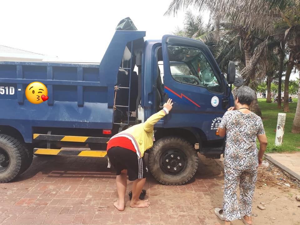 Con trai đưa mẹ đi chơi biển bằng xe ben và lý do xúc động đằng sau: Đừng đợi giàu mới báo hiếu mẹ cha Con trai đưa mẹ đi chơi biển bằng xe ben và lý do xúc động đằng sau: Đừng đợi giàu mới báo hiếu mẹ cha