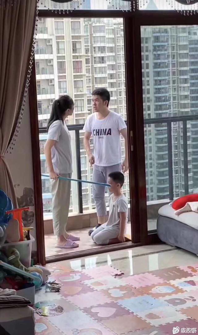Liều mình bảo vệ con trai khi vợ đang dạy dỗ, ông bố trẻ nhận cái kết 'đắng' khiến dân mạng cười ra nước mắt Liều mình bảo vệ con trai khi vợ đang dạy dỗ, ông bố trẻ nhận cái kết 'đắng' khiến dân mạng cười ra nước mắt
