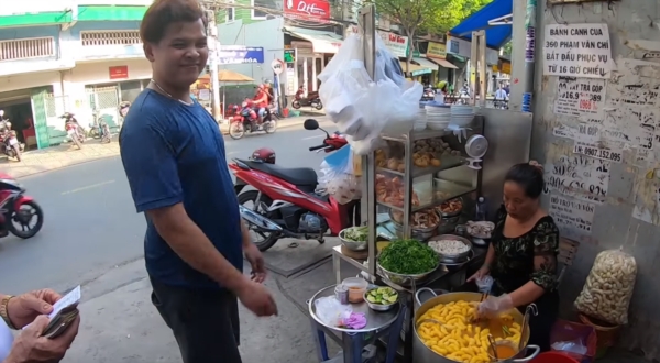 Đến quán bánh canh 300k rồi nhận xét 'ế không một mống khách', Youtuber đồng loạt bị phản ứng: 'Cố tình chọc quê người ta hay gì?' - 1 Đến quán bánh canh 300k rồi nhận xét 'ế không một mống khách', Youtuber đồng loạt bị phản ứng: 'Cố tình chọc quê người ta hay gì?' - 1