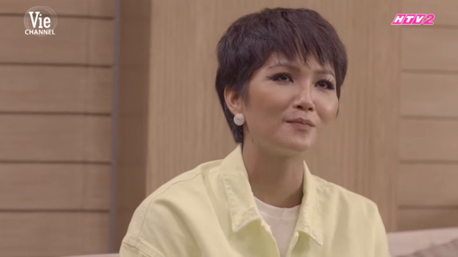 H’Hen Niê: Không bạn thân showbiz, khùng khùng, chia tay bạn trai vì khuyên bôi kem cho mặt trắng hơn - 1 H’Hen Niê: Không bạn thân showbiz, khùng khùng, chia tay bạn trai vì khuyên bôi kem cho mặt trắng hơn - 1