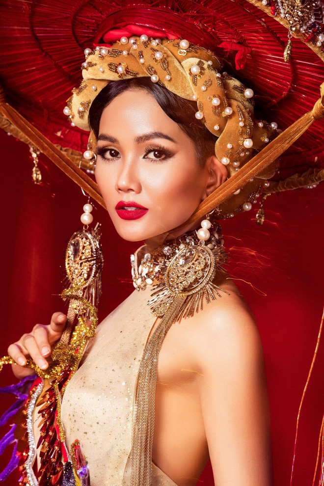 H’Hen Niê: Không bạn thân showbiz, khùng khùng, chia tay bạn trai vì khuyên bôi kem cho mặt trắng hơn - 4 H’Hen Niê: Không bạn thân showbiz, khùng khùng, chia tay bạn trai vì khuyên bôi kem cho mặt trắng hơn - 4