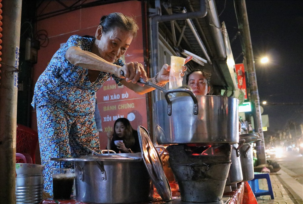 Gánh chè khuya hơn 40 năm làm thực khách Sài Gòn "mê mệt" - 3 Gánh chè khuya hơn 40 năm làm thực khách Sài Gòn "mê mệt" - 3