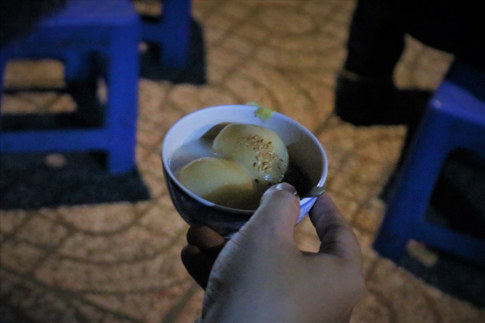 Gánh chè khuya hơn 40 năm làm thực khách Sài Gòn "mê mệt" - 7 Gánh chè khuya hơn 40 năm làm thực khách Sài Gòn "mê mệt" - 7