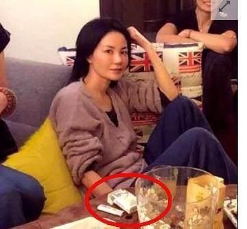 Chuyện bẽ bàng của loạt nữ thần Trung Quốc: Trên sân khấu thì băng thanh ngọc khiết, ngoài hậu trường thì phì phèo thuốc lá - 12 Chuyện bẽ bàng của loạt nữ thần Trung Quốc: Trên sân khấu thì băng thanh ngọc khiết, ngoài hậu trường thì phì phèo thuốc lá - 12