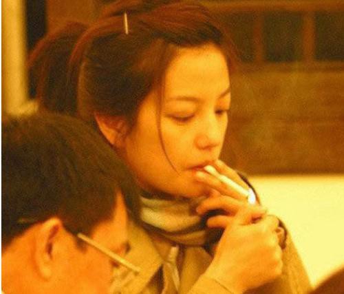 Chuyện bẽ bàng của loạt nữ thần Trung Quốc: Trên sân khấu thì băng thanh ngọc khiết, ngoài hậu trường thì phì phèo thuốc lá - 4 Chuyện bẽ bàng của loạt nữ thần Trung Quốc: Trên sân khấu thì băng thanh ngọc khiết, ngoài hậu trường thì phì phèo thuốc lá - 4