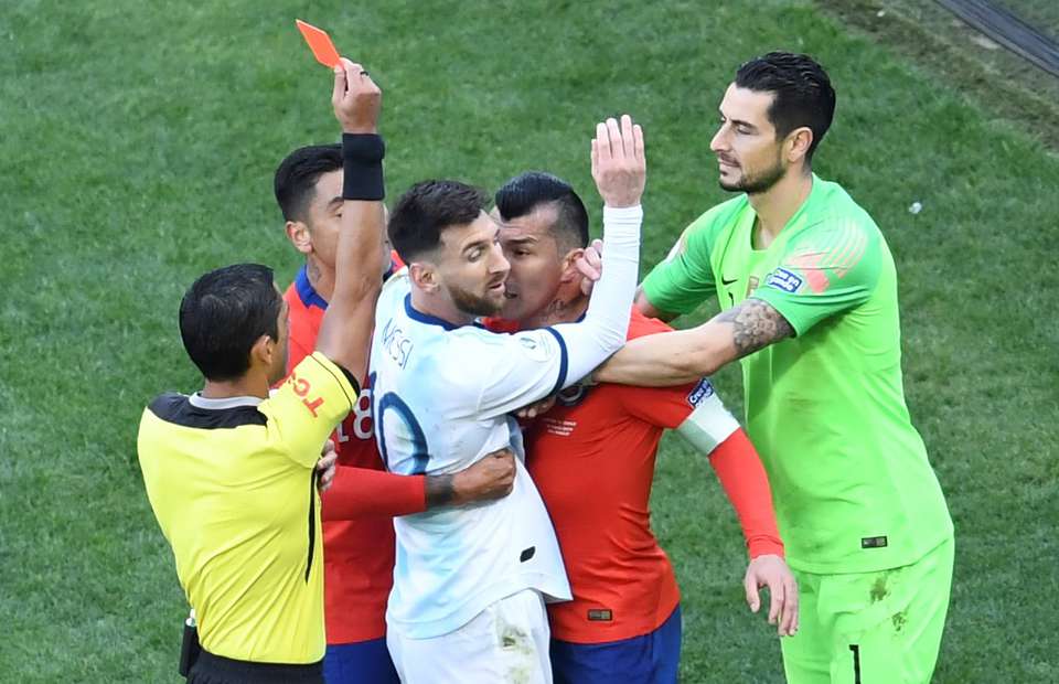 LĐBĐ Nam Mỹ công bố án phạt dành cho chiếc thẻ đỏ của Messi LĐBĐ Nam Mỹ công bố án phạt dành cho chiếc thẻ đỏ của Messi