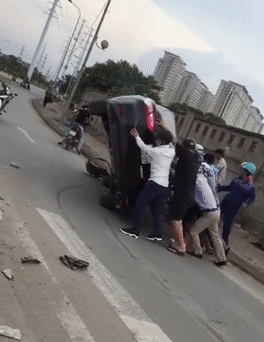Phát hiện xe Camry lật nghiêng, nhóm người vội vã chung tay cứu tài xế nhưng lại gây tranh cãi Phát hiện xe Camry lật nghiêng, nhóm người vội vã chung tay cứu tài xế nhưng lại gây tranh cãi